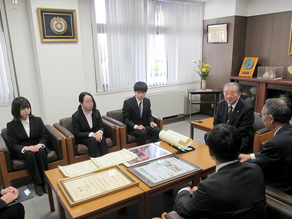 渡辺市長に入賞を報告
