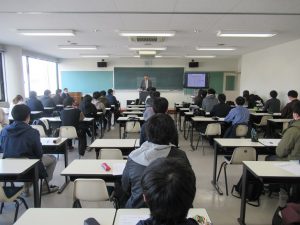 就職ガイダンスの内容を聞く生徒