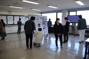 展示作品を見る学生