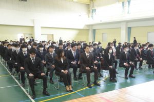 卒業式会場の学生